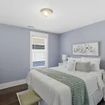 Holiday home New 7 Mins To Broadway Sleeps 8 *
