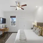 Holiday home New 7 Mins To Broadway Sleeps 8