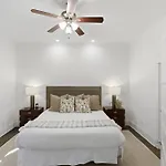 New 7 Mins To Broadway Sleeps 8 Holiday home