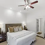 Holiday home New 7 Mins To Broadway Sleeps 8 *