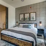 Holiday home Lofts At 30th - Urban Sky - Mins To Broadway *