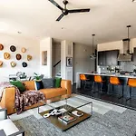 Luxe-cowboy Country-patio Hot Tub-downtown Living Holiday home