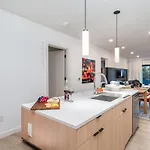 Hyve-retro Modern-full Gym-walk To Broadway Holiday home