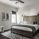 Luxe-tennessee Row-heart Of Gulch-mins To Broadway Holiday home Nashville