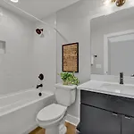 Downtown Dolly - Heart Of Gulch - Rooftop Hot Tub Holiday home *