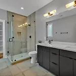 Downtown Dolly - Heart Of Gulch - Rooftop Hot Tub Holiday home *