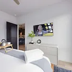 Tune - Odyssey - Mins To Broadway - Full Gym! Holiday home