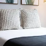 Savanna - Heart Of Midtown - Odyssey At The Park *