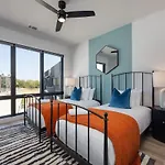 Holiday home Penthouse Blues-odyssey-pool & Gym-mins 2 Broadway