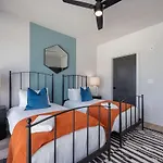 Holiday home Penthouse Blues-odyssey-pool & Gym-mins 2 Broadway