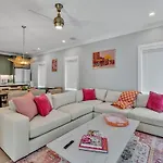 Alto-private Rooftop Deck-8 Mins To Broadway Holiday home *