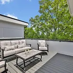 Alto-private Rooftop Deck-8 Mins To Broadway Holiday home Nashville