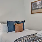 Holiday home Bass - Private Rooftop - 8 Mins To Broadway