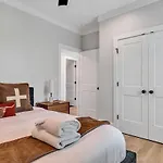 Bass - Private Rooftop - 8 Mins To Broadway