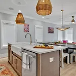 Alto-private Rooftop Deck-8 Mins To Broadway Holiday home *