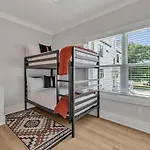 Holiday home Bass - Private Rooftop - 8 Mins To Broadway *
