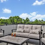 Holiday home Bass - Private Rooftop - 8 Mins To Broadway *
