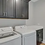 Tenor - Private Rooftop - 8 Mins To Broadway Holiday home *