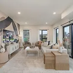 Holiday home Hyve -tropical Peach -walk To Broadway - Pool&gym! Nashville