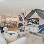 Hyve -tropical Peach -walk To Broadway - Pool&gym! Holiday home