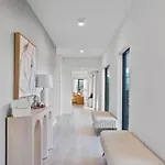 Hyve -tropical Peach -walk To Broadway - Pool&gym! Holiday home *