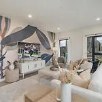 Hyve -tropical Peach -walk To Broadway - Pool&gym! Holiday home