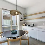 Notes - Sleeps 8 - Mins To Broadway! Holiday home