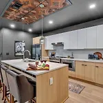 Hyve - Tropical Penthouse - Pool & Gym Holiday home Nashville