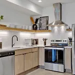 Enchant - Stunning City Views - Modern Luxe