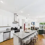 Gallatin Retreat-private Balcony-in East Holiday home *