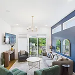 Gallatin Retreat-private Balcony-in East