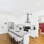 Gallatin Retreat-private Balcony-in East