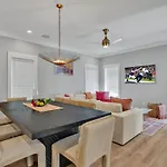 Holiday home Resonant - 2 Townhomes - 2 Private Rooftop Decks *