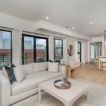Holiday home Hyve -tropical Peach -walk To Broadway - Pool&gym! *