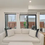 Hyve -tropical Peach -walk To Broadway - Pool&gym! Holiday home *