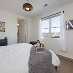 Notes - Sleeps 8 - Mins To Broadway! Holiday home
