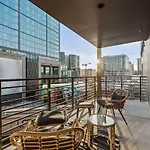 Hyve - Tropical Penthouse - Pool & Gym Holiday home