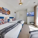 Notes - Sleeps 8 - Mins To Broadway! Holiday home *