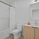 Holiday home Hyve -tropical Peach -walk To Broadway - Pool&gym!