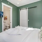 Gallatin Retreat-private Balcony-in East Holiday home