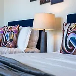 Notes - Sleeps 8 - Mins To Broadway! Holiday home *