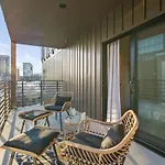 Hyve - Tropical Penthouse - Pool & Gym Holiday home