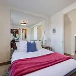 Notes - Sleeps 8 - Mins To Broadway! Holiday home *