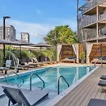 Hyve -tropical Peach -walk To Broadway - Pool&gym! *