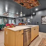 Hyve - Tropical Penthouse - Pool & Gym Holiday home *