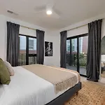 Hyve - Cowgirl Twirl - Walk To Broadway Holiday home