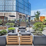 Hyve -tropical Peach -walk To Broadway - Pool&gym!