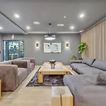 Holiday home Hyve -tropical Peach -walk To Broadway - Pool&gym! *