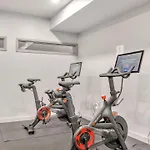 Hyve -tropical Peach -walk To Broadway - Pool&gym! Holiday home *