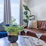 Enchant - Stunning Views - Modern Luxe Holiday home *